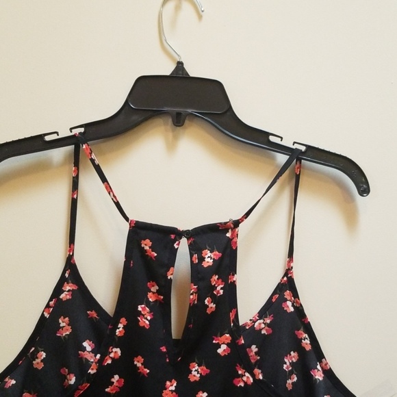 Beautiful Floral romper - Picture 6 of 8